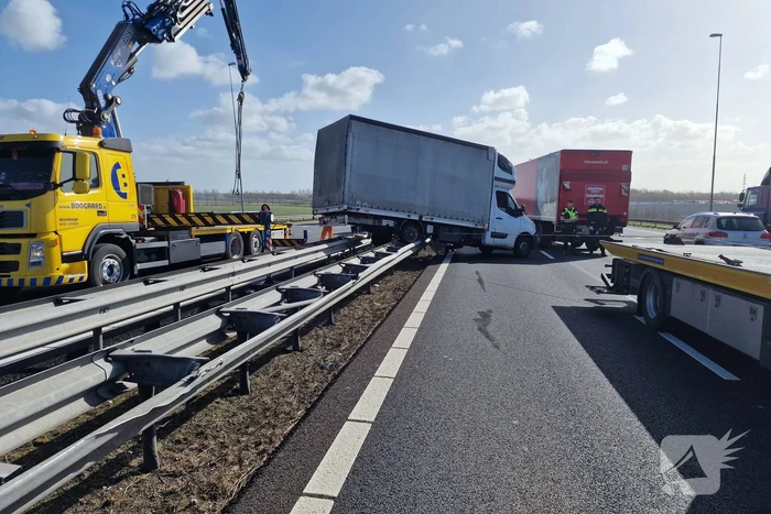 Bakwagen waait op vangrail