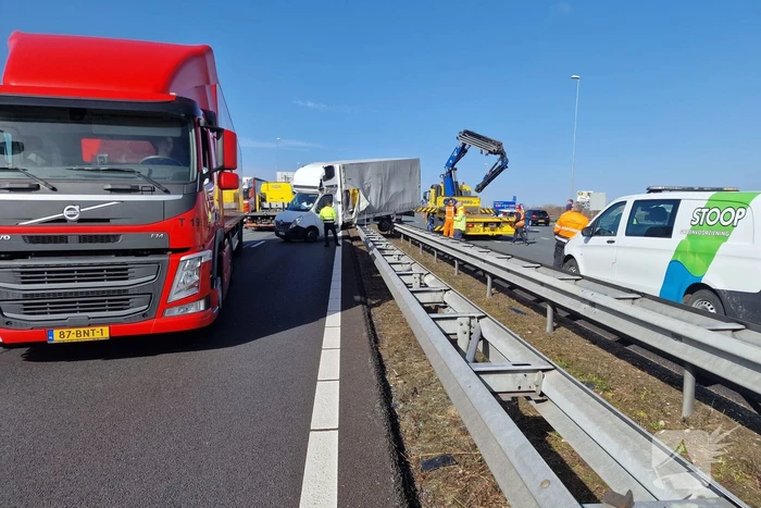 Bakwagen waait op vangrail