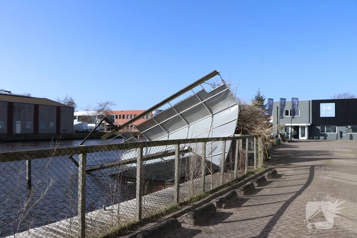Dak van botenhuis belandt in water