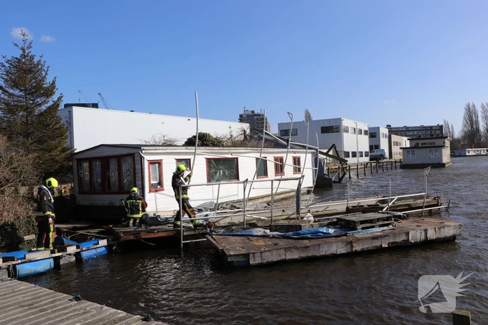 Dak van botenhuis belandt in water