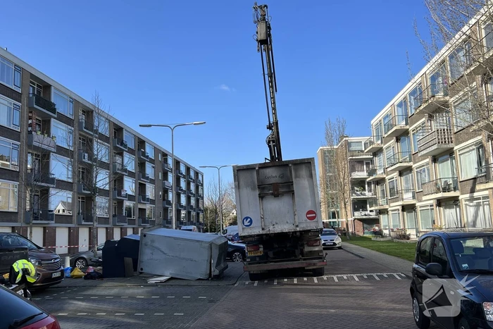 Persoon gewond nadat container afbreekt