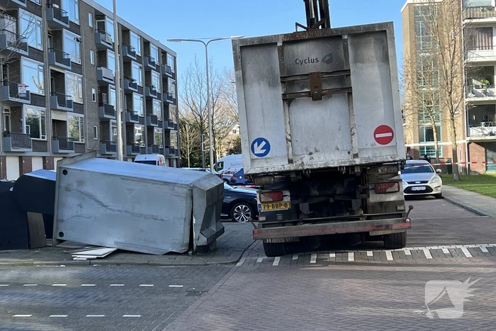 Persoon gewond nadat container afbreekt