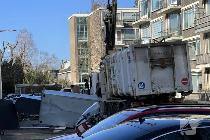 Persoon gewond nadat container afbreekt
