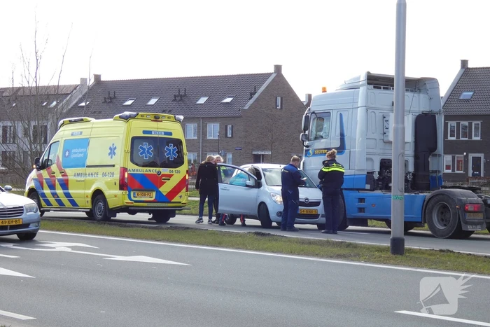 Vrachtwagen en personenwagen botsen met elkaar