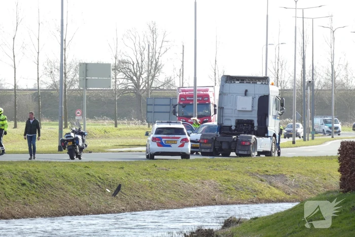 Vrachtwagen en personenwagen botsen met elkaar