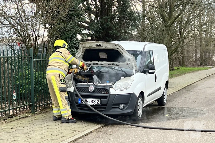 Brandweer blust brand in motorcompartiment