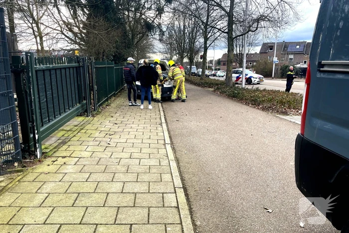 Brandweer blust brand in motorcompartiment
