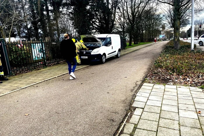Brandweer blust brand in motorcompartiment