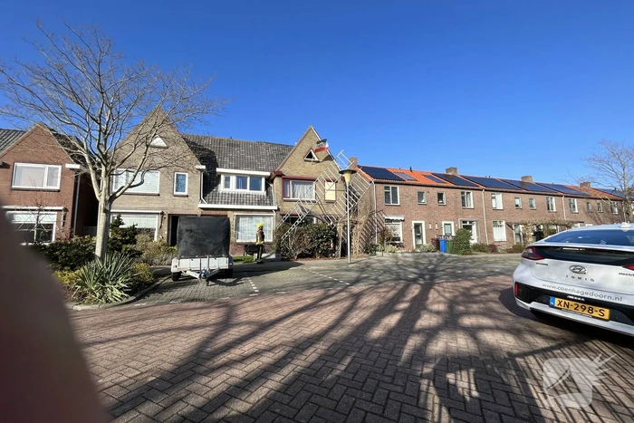 Steiger waait om door harde wind
