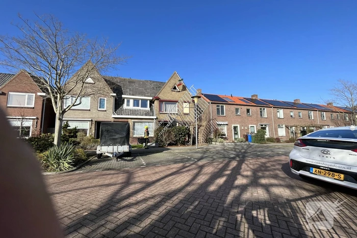 Steiger waait om door harde wind