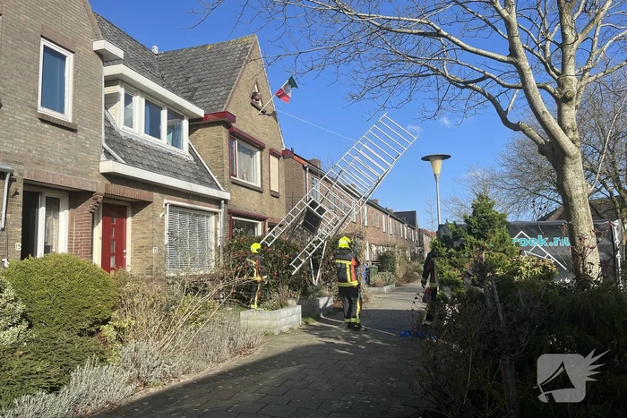 Steiger waait om door harde wind