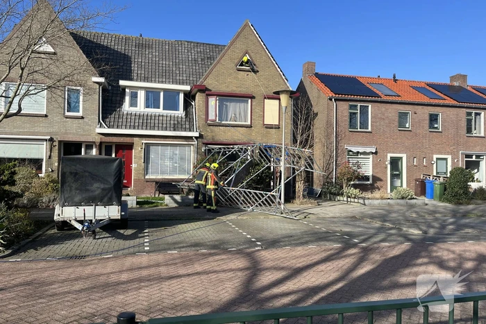 Steiger waait om door harde wind