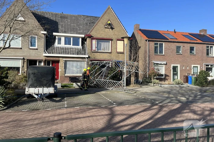 Steiger waait om door harde wind