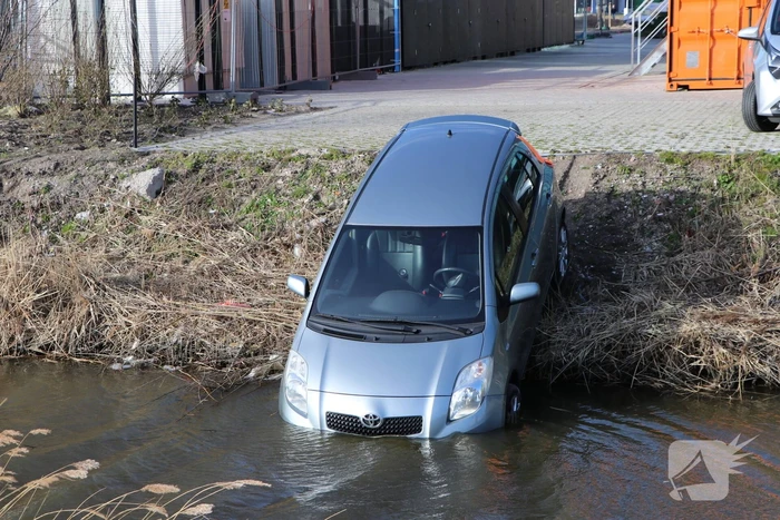 Auto belandt in sloot na vergeten handrem