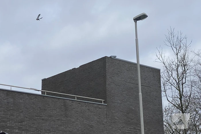 Dak van wooncomplex laat los door storm