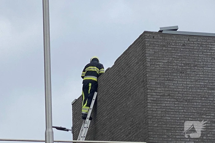 Dak van wooncomplex laat los door storm