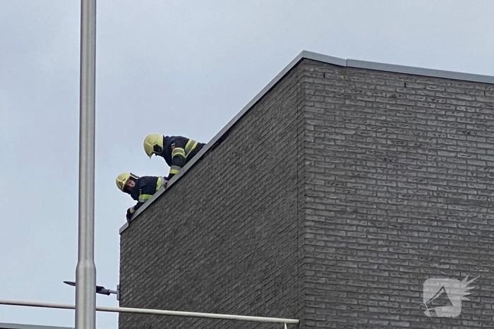 Dak van wooncomplex laat los door storm