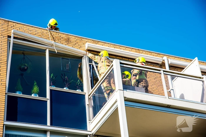 Zonnescherm laat los door harde wind