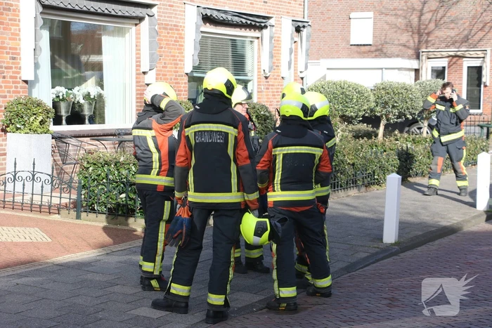 Schoorsteen dreigt van woning te vallen