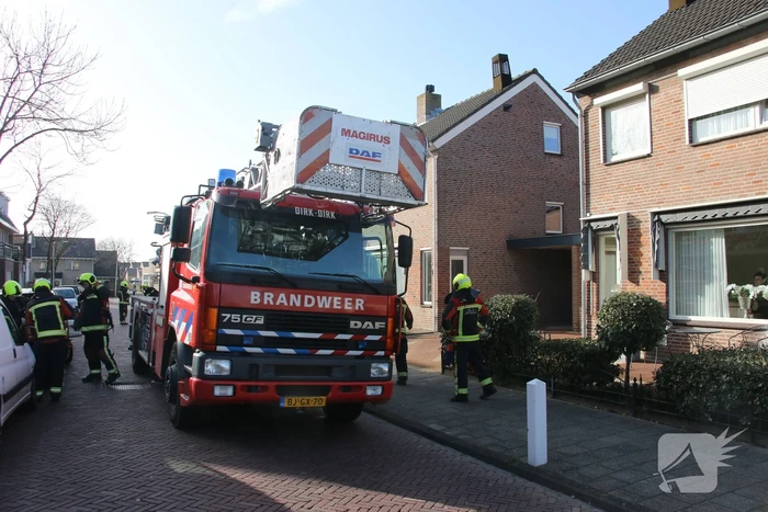 Schoorsteen dreigt van woning te vallen