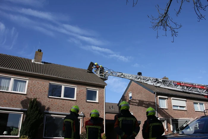 Schoorsteen dreigt van woning te vallen