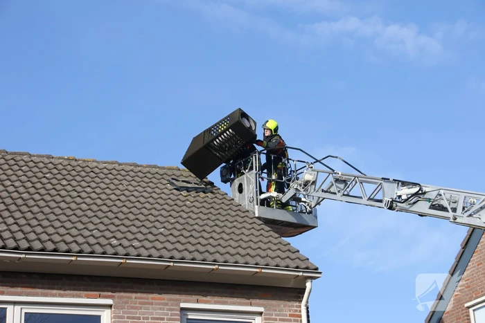 Schoorsteen dreigt van woning te vallen