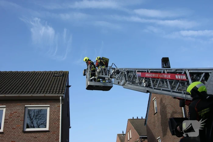 Schoorsteen dreigt van woning te vallen