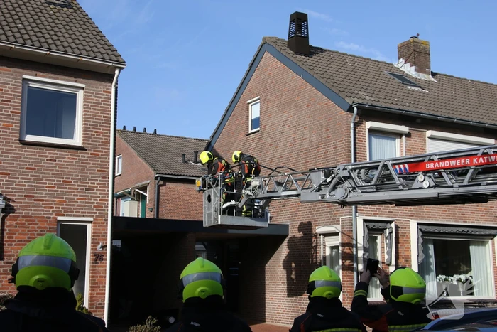Schoorsteen dreigt van woning te vallen
