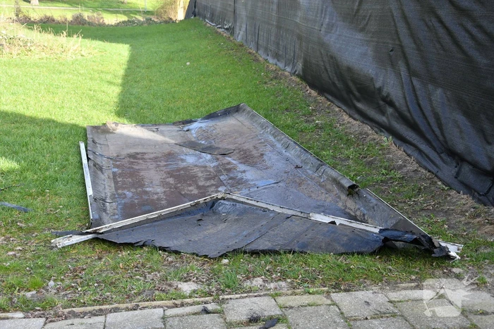 Dak waait van schuur door storm