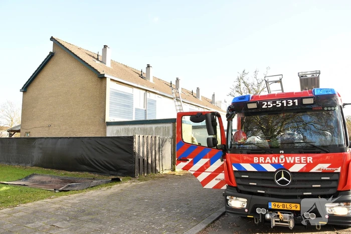 Dak waait van schuur door storm