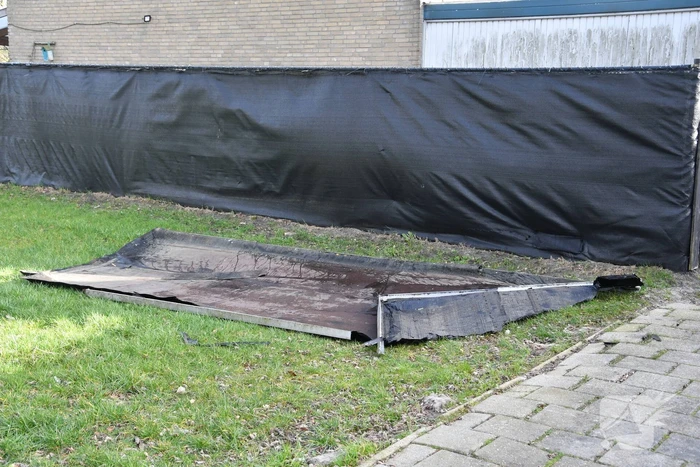 Dak waait van schuur door storm