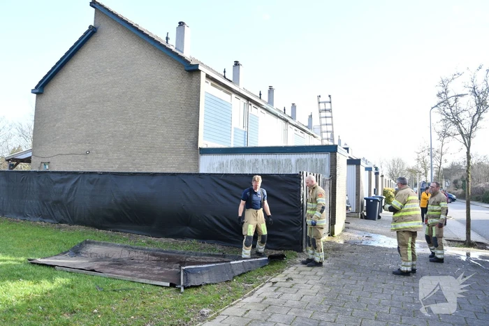 Dak waait van schuur door storm