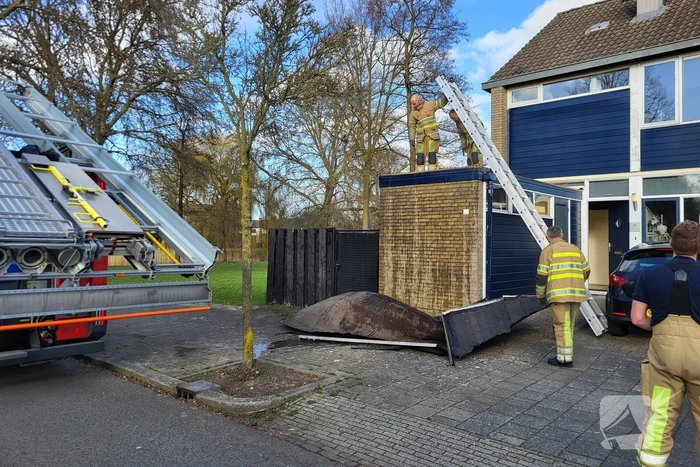 Dak waait van schuur door storm