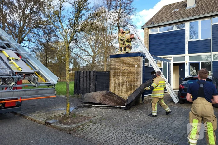 Dak waait van schuur door storm