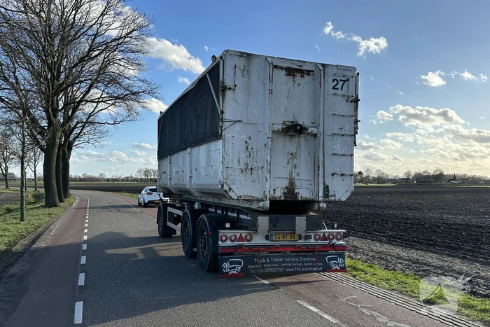 Meisje op fiets botst tegen aanhanger van vrachtwagen