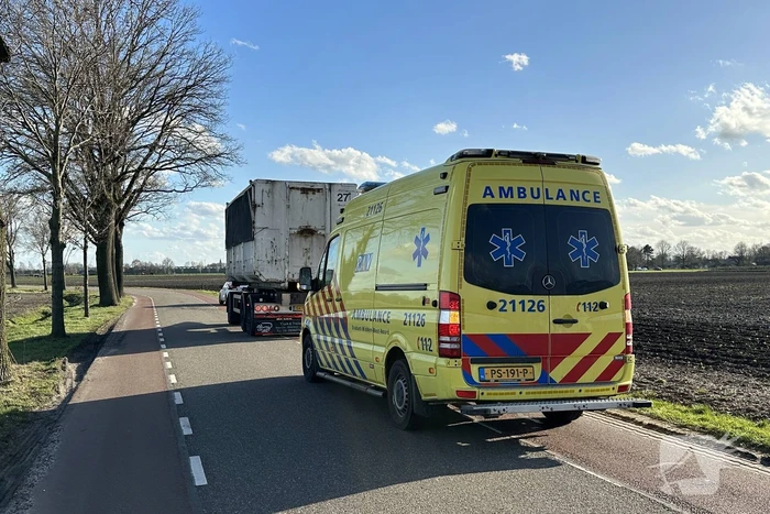 Meisje op fiets botst tegen aanhanger van vrachtwagen