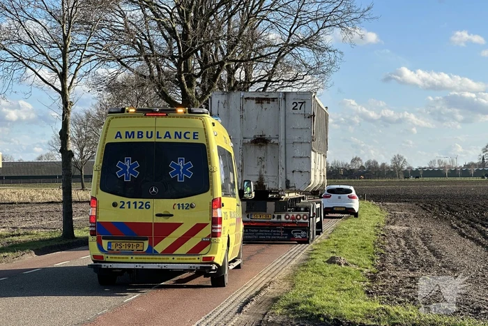 Meisje op fiets botst tegen aanhanger van vrachtwagen
