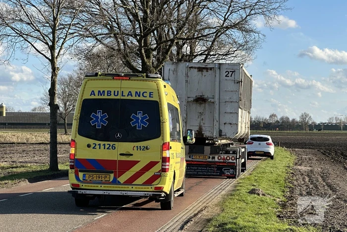 Meisje op fiets botst tegen aanhanger van vrachtwagen