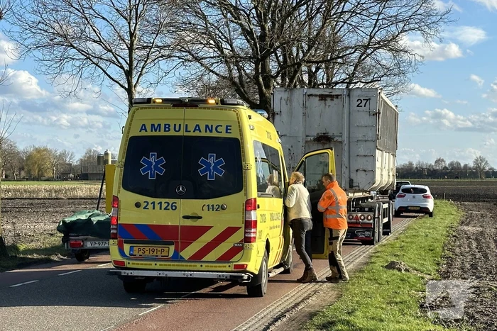 Meisje op fiets botst tegen aanhanger van vrachtwagen