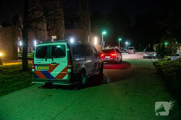 Politie assisteert bij agressief persoon bij Antes