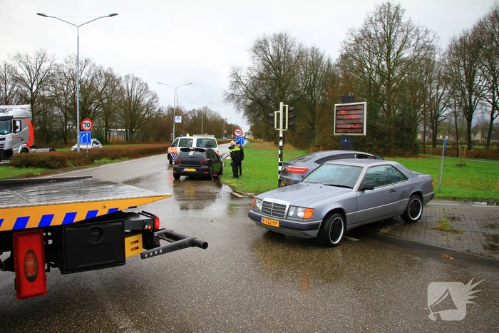 Twee auto's lopen schade op bij botsing