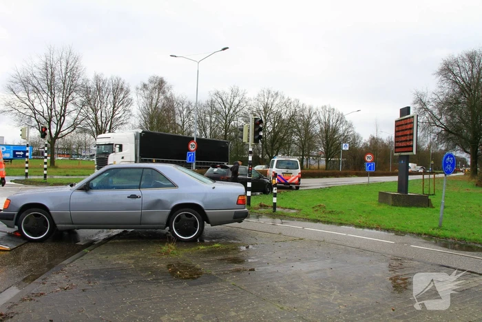 Twee auto's lopen schade op bij botsing