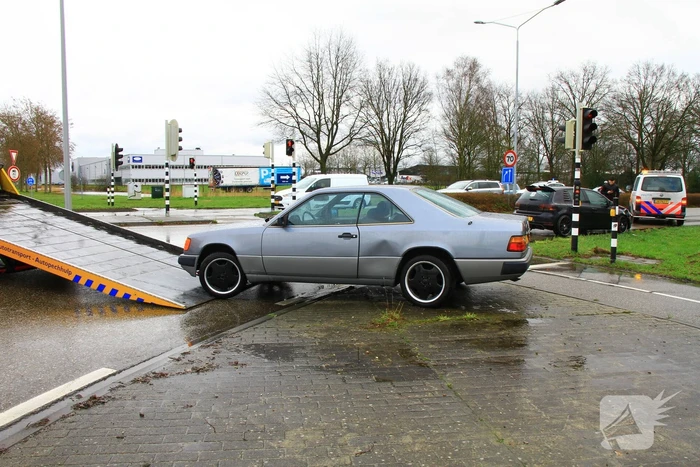 Twee auto's lopen schade op bij botsing