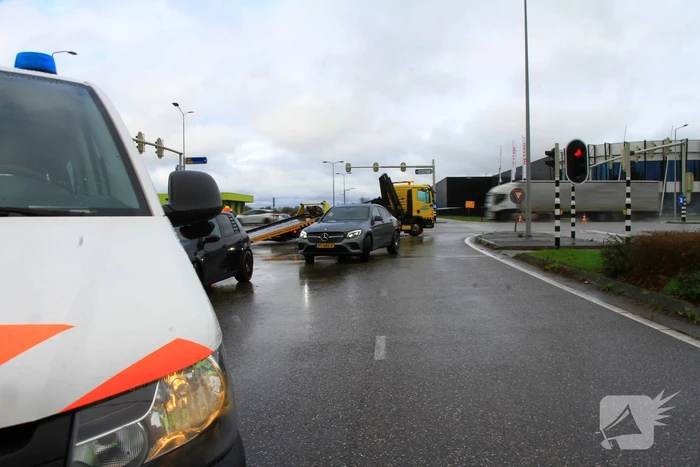 Twee auto's lopen schade op bij botsing