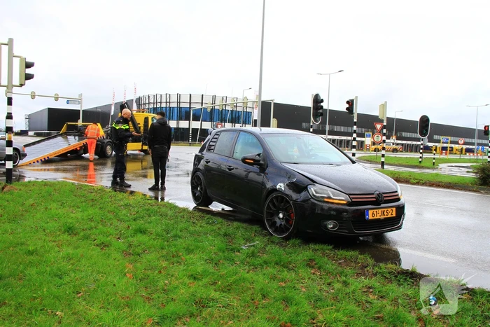 Twee auto's lopen schade op bij botsing