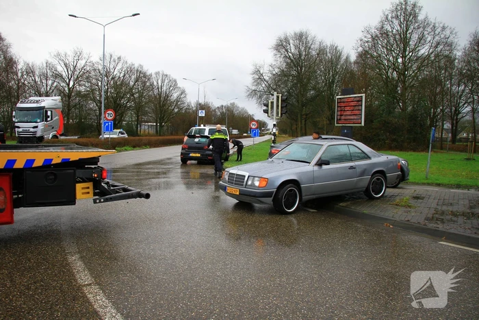 Twee auto's lopen schade op bij botsing