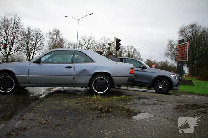 Twee auto's lopen schade op bij botsing
