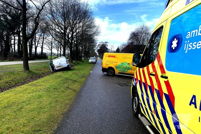 Flinke schade bij aanrijding met twee bestelbussen