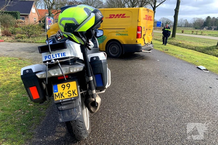 Flinke schade bij aanrijding met twee bestelbussen