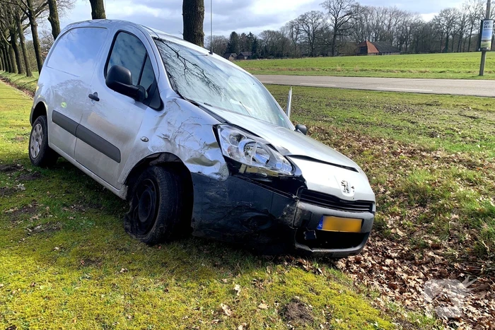 Flinke schade bij aanrijding met twee bestelbussen